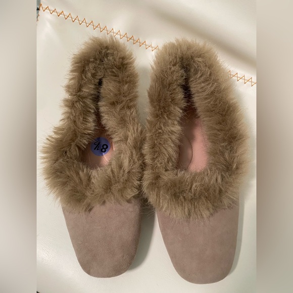 Cozy Faux Fur Lined Slippers - Tan. Taryn Rose. Size 8.5. - Picture 1 of 5